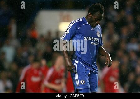 Chelseas Michael Essien geht nach Liverpools Fernando Torres dejeziert weg Feiert sein Ausgleichstreffer mit seinen Teamkollegen in Der Hintergrund Stockfoto