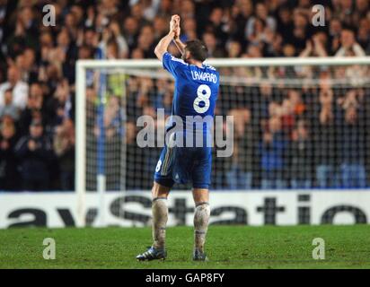 Fußball - UEFA Champions League - Halbfinale - zweite Etappe - Chelsea gegen Liverpool - Stamford Bridge. Chelseas Frank Lampard applaudiert den Fans, als er das Feld verlässt Stockfoto