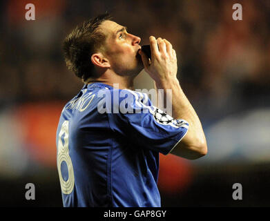 Chelsea's Frank Lampard feiert sein Tor vom Strafpunkt aus während des UEFA Champions League Second Leg Spiels in Stamford Bridge, London. Stockfoto