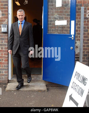 Liberal-demokratischer Kandidat für den Londoner Bürgermeister Brian Paddick, außerhalb der Vauxhall Primary School in Süd-London, nachdem er seine Stimme bei der lokalen und London Mayoral Wahl abgegeben hatte. Stockfoto