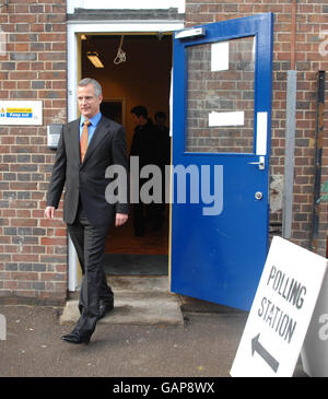 Liberal-demokratischer Kandidat für den Londoner Bürgermeister Brian Paddick, außerhalb der Vauxhall Primary School in Süd-London, nachdem er seine Stimme bei der lokalen und London Mayoral Wahl abgegeben hatte. Stockfoto