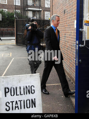 Der Kandidat der Liberaldemokraten für den Londoner Bürgermeister Brian Paddick kommt an der Vauxhall Primary School in Südlondon an, um seine Stimme bei der Kommunalwahl und der Londoner Bürgermeisterwahl abzugeben. Stockfoto