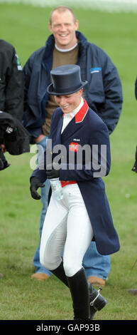 Zara Phillips teilt einen Witz mit Rugby, der seinen Freund Mike Tindall spielt, nachdem er Glenbuck (44.8 Strafpunkte) in der Dressur bei den Mitsubishi Motors Badminton Horse Trials gefahren war. Stockfoto