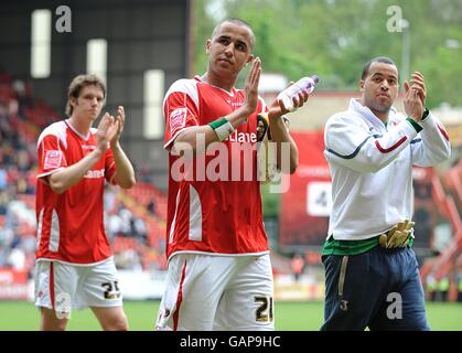 Fußball - Coca-Cola Football Championship - Charlton Athletic gegen Coventry City - The Valley. Charlton Athletic-Spieler applaudieren die Fans nach dem letzten Pfiff Stockfoto