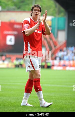 Fußball - Coca-Cola Football Championship - Charlton Athletic gegen Coventry City - The Valley. Greg Halford von Charlton Athletic applaudiert die Fans nach dem letzten Pfiff Stockfoto