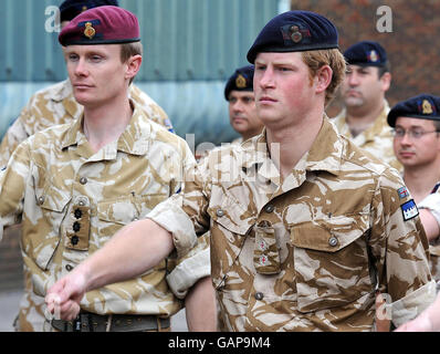 Prinz Harry marschierte, bevor er seine Wahlkampfmedaille für den Dienst in Afghanistan erhielt. Stockfoto