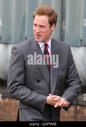 Prinz William kommt, um seinem Bruder Prinz Harry zuzusehen, wie er seine Wahlkampfmedaille von Prinzessin Anne in Combermere Barracks, Windsor, erhält. Stockfoto