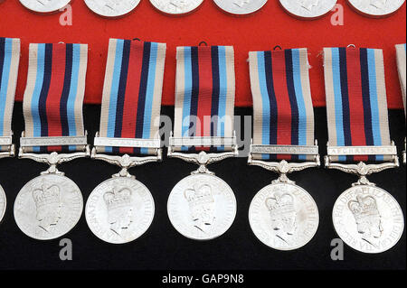 Die Wahlkampfmedaillen werden ausgelegt, bevor sie Prinz Harry und anderen Mitgliedern des Haushalts-Kavallerie-Regiments für den Dienst in Afghanistan überreicht werden. Household Cavalry's Combermere Barracks, Winsdor. Stockfoto