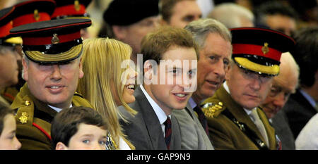 Prinz Harrys Freundin Chelsy Davy mit Prinz William und Prinz Charles als Prinz Harry wird mit seiner Wahlmedaille für seinen Dienst in Afghanistan in Combermere Barracks, Windsor, überreicht. Stockfoto