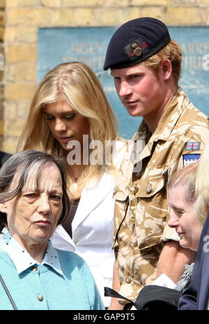 Prinz Harry und Chelsy Davy nach einem Gedenkgottesdienst für diejenigen, die in Afghanistan in der Armee Garnison Kirche in Windsor gestorben sind. Stockfoto