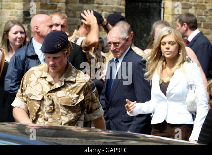 Prinz Harry und Chelsy Davy nach einem Gedenkgottesdienst für diejenigen, die in Afghanistan in der Armee Garnison Kirche in Windsor gestorben sind. Stockfoto