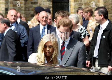 Prinz William und Chelsy Davy nach einem Gedenkgottesdienst für diejenigen, die in Afghanistan gestorben sind, in der Army Garrison Church in Windsor. Stockfoto