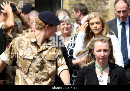 Prinz Harry (links) und Chelsy Davy (zweite Reihe rechts) nach einem Gedenkgottesdienst für diejenigen, die in Afghanistan an der Army Garrison Church in Windsor gestorben sind. Stockfoto