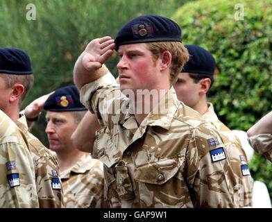 Prinz Harry grüßt nach einem Gedenkgottesdienst für diejenigen, die in Afghanistan gestorben sind, in der Army Garrison Church in Windsor. Stockfoto