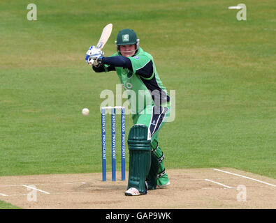 Der Irre Paul Stirling beim Spiel der Friends Provident Trophy auf dem County Ground in Northampton. Stockfoto