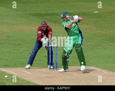 Der Wicket-Torwart Niall O'Brien von Northamptonshire beobachtet seinen Bruder Kevin O'Brien während des Spiels der Friends Provident Trophy auf dem County Ground in Northampton in Aktion. Stockfoto