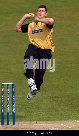 Cricket - Friends Provident Trophy - Yorkshire / Durham - Headingley Carnegie. Yorkshire's Tim Bresnan läuft während des Friends Provident Trophy Spiels in Headingley Carnegie, Leeds, um zu bowlen. Stockfoto