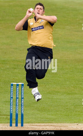 Yorkshire's Tim Bresnan läuft beim Friends Provident Trophy Spiel in Headingley Carnegie, Leeds in den Bowl. Stockfoto