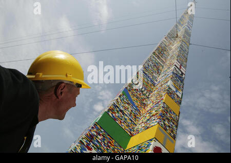 Per Knudsen, der leitende Ingenieur für den Versuch, schaut auf den LEGO Turm, der vermutlich den Weltrekord für den höchsten Turm aus LEGO-Steinen gebrochen hat. Stockfoto