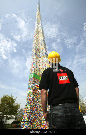 Per Knudsen, der leitende Ingenieur für den Versuch, schaut auf den LEGO Turm, der vermutlich den Weltrekord für den höchsten Turm aus LEGO-Steinen gebrochen hat. Stockfoto