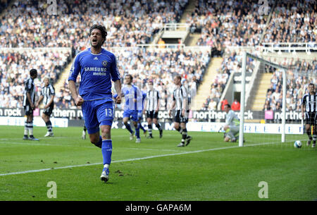 Chelsea's Michael Ballack feiert Torreigen während des Spiels der Barclays Premier League im St James' Park, Newcastle. Stockfoto