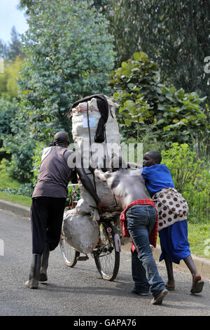 Leute, die Fahrräder als Taxis für schwere Last in der Nähe von Ruhengeri, Ruanda, Afrika Stockfoto