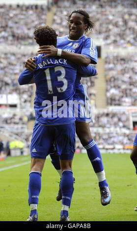 Chelseas Michael Ballack feiert sein Tor mit Didier Drogba während des Spiels der Barclays Premier League im St James' Park, Newcastle. Stockfoto