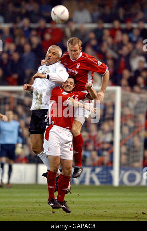 Fußball - Nationwide League Division One - Nottingham Forest / Derby County. Jon Olav Hjelde und Andy Reid von Nottingham Forest springen mit Fabrizio Ravanelli von Derby County um den Ball Stockfoto