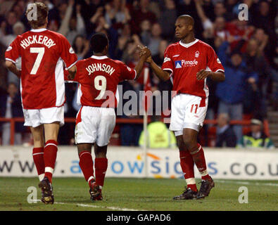 Marlon Harewood von Nottingham Forest feiert nach dem dritten Tor Aus dem Strafpunkt gegen Derby County mit Darren Huckerby Und David Johnson Stockfoto