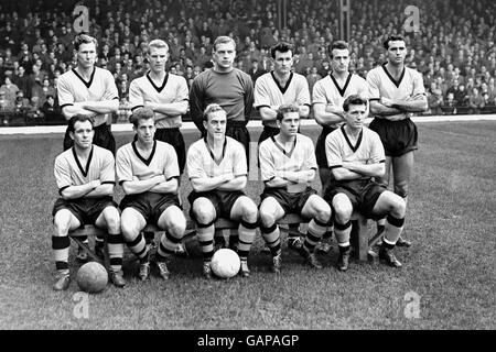 Wolverhampton Wanderers Team-Gruppe: (Hintere Reihe, l-r) Bill Slater, Ron Flowers, Malcolm Finlayson, Jimmy Murray, Gerry Harris, Eddie Stuart; (vordere Reihe, l-r) Norman Deeley, Peter Broadbent, Billy Wright, Bobby Mason, Jimmy Mullen Stockfoto