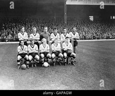 Wolverhampton Wanderers Team-Gruppe: (Hintere Reihe, l-r) Bill Slater, Ron Flowers, Malcolm Finlayson, Jimmy Murray, Gerry Harris, Eddie Stuart; (vordere Reihe, l-r) Norman Deeley, Peter Broadbent, Billy Wright, Bobby Mason, Jimmy Mullen Stockfoto