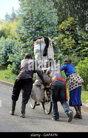 Leute, die Fahrräder als Taxis für schwere Last in der Nähe von Ruhengeri, Ruanda, Afrika Stockfoto