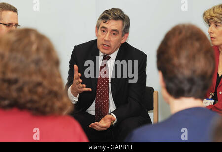 Premierminister Gordon Brown spricht mit Mitarbeitern während seines Besuchs im Royal Devon and Exeter Hospital (Wonford) in Exeter, Devon. Stockfoto