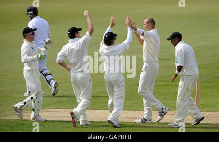 England Lions Owais Shah geht in den Pavillon, als Neuseeländer Bowler (2. Rechts) sein Wicket während des Tour-Spiels im Rose Bowl, Southampton feiert. Stockfoto