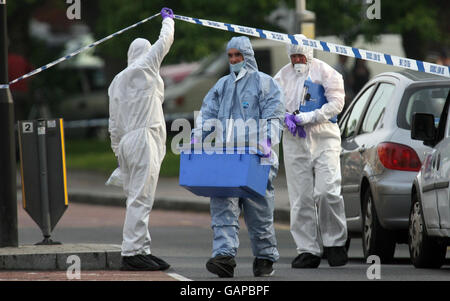 Polizeiforensik-Beamte am Ort, an dem ein Teenager in der Bäckerei Three Cooks in Lee im Südosten Londons ermordet wurde. Stockfoto