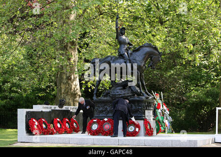 Kränze werden im Anschluss an die jährliche Parade der Combined Cavalry Old Comrades Association am Cavalry Memorial, Hyde Park, London, angeordnet. Der Prinz von Wales nahm den Gruß von Veteranen von Konflikten vom Zweiten Weltkrieg bis zum Irak und Afghanistan am 84. Jahrestag der Enthüllung des Hyde Park Cavalry Memorial an. Stockfoto