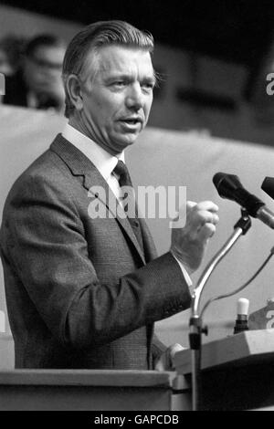 Der Labour-Abgeordnete Jack Ashley, Stoke-on-Trent South, während einer Debatte über Thalidomid-Kinder. Stockfoto