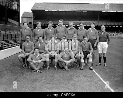 London Welsh Team, hintere Reihe, von links nach rechts: Vordere Reihe, von links nach rechts: RH Davies, CJ Jones, V Davies, J Cottle, G Lewis, Keith Rowlands, HC Meredith, TL Davies (Schiedsrichter) vordere Reihe, von links nach rechts: ABW Thomas, G Pym, ab Edwards (Kapitän), TT Bremer, J Lelev, Carwyn James. Am Boden, von links nach rechts, H Evans und Bryn Meredith. Stockfoto