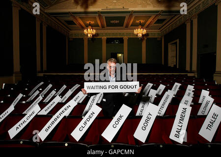 Gate-Regisseur Michael Colgan mit Namen von Vertretern von 40 Spielstätten in ganz Irland, aus allen 32 irischen Grafschaften im Gate Theatre, Dublin, um "Waiting for Godot" von Samuel Beckett zu starten - eine Nacht nur nationale Tour. Stockfoto