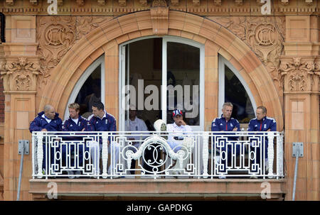 England's Mark Garaway, Paul Collingwood, Kevin Pietersen, Michael Vaughan, Trainer Peter Moores und Andy Flowers auf dem Balkon während des ersten npower Test Match in Lord's, London. Stockfoto