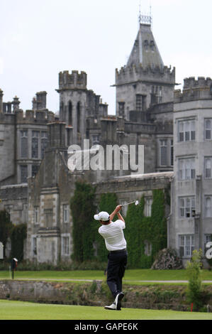 Der Australier Richard Green spielt während der zweiten Runde der Irish Open im Adare Manor Hotel & Golf Resort, Adare, Co Limerick, Irland, einen Schuss auf den 15. Stockfoto