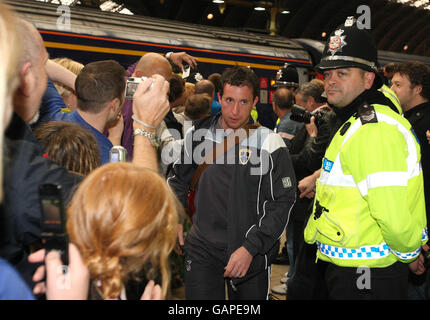 Soccer - Cardiff City Ankunft in Paddington Station. Robbie Fowler von Cardiff City wird von Fans begrüßt, als das Team mit dem Zug an der Londoner Paddington Station ankommt. Stockfoto