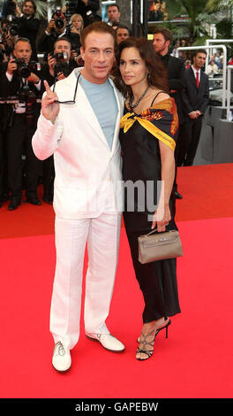 Jean Claude Van Damme und Gladys Portugues kommen zur Premiere von UN Conte de Noel im Palais de Festival in Cannes, Frankreich. Stockfoto