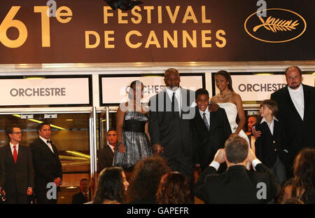 Mike Tyson und seine Familie kommen zur Vorführung des neuen Dokumentarfilms „Tyson“ im Debussy Theater in Cannes, Frankreich. Stockfoto