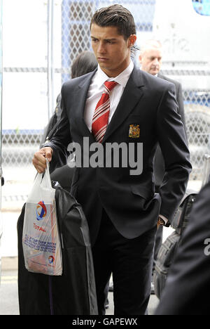 Fußball - UEFA Champions League - Finale - Manchester United gegen Chelsea - Manchester United Verlassen Sie sich nach Moskau. Cristiano Ronaldo von Manchester United kommt am Flughafen Manchester an. Stockfoto