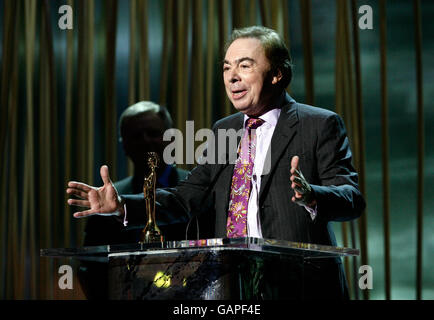 Sir Andrew Lloyd Webber mit seinem "Outstanding Achievement in Music Award" während der Classical Brit Awards 2008 in der Royal Albert Hall in West London. Stockfoto