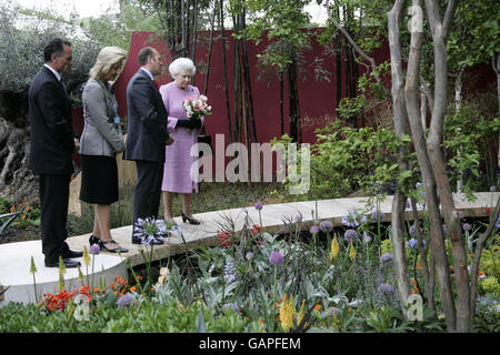 Queen Elizabeth II (rechts) sieht sich den Showgarten „The Lloyds TSB Garden“ auf der Chelsea Flower Show in London an. Stockfoto