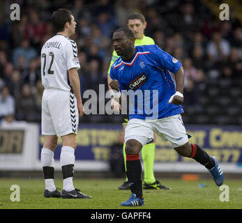 Jean-Claude Darcheville der Rangers feiert den Treffer gegen St Mirren während des Clydesdale Bank Premier League-Spiels im St Mirren Park, Paisley. Stockfoto