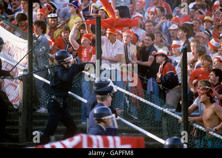 Die Polizei und die Fans von Liverpool treffen im Stadion aufeinander Stockfoto