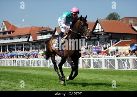 Pferderennen - totesport.com Chester Cup Tag - Tag zwei - Chester Racecourse - die Halifax Handicap Stakes. Doktor Fremantle unter Ryan Moore in der Bank of America Chester Vase Stockfoto